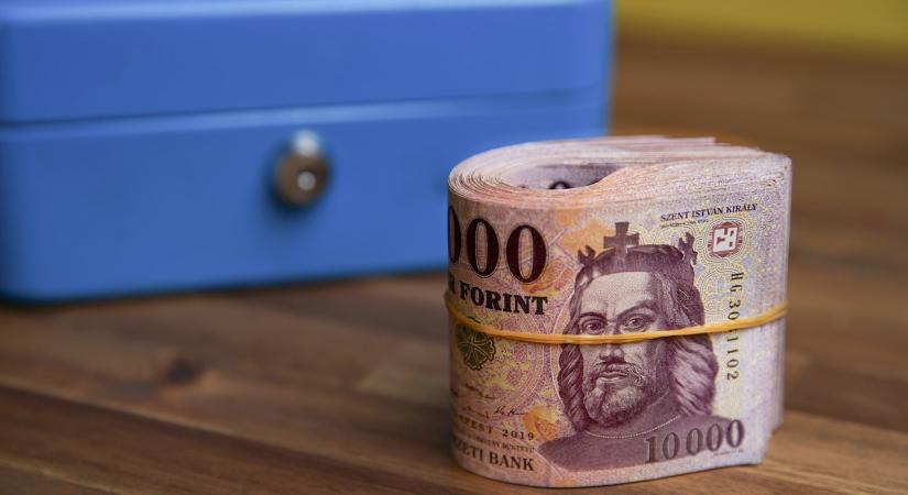 Szenved a forint