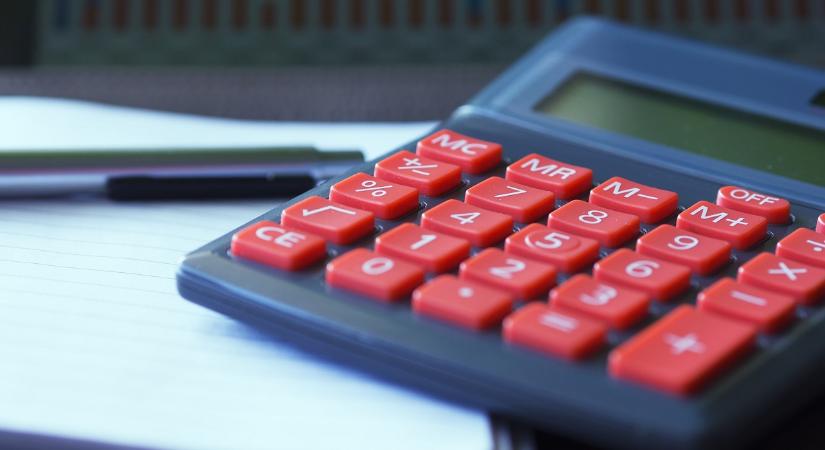Januártól csökken a hitelek maximális díja, de marad még 50 százalékos