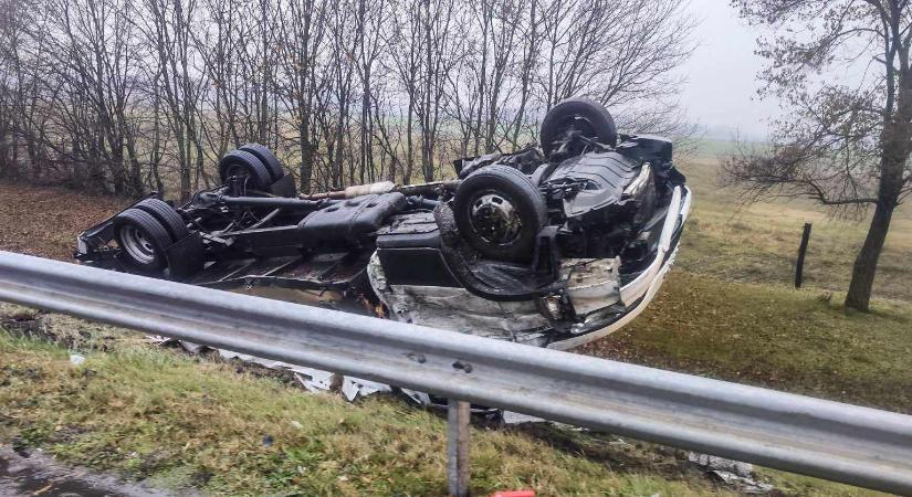 Brutális baleset az M5-ösön: árokba borította a kisteherautót a száguldó román BMW-s HELYSZÍNI FOTÓKKAL!
