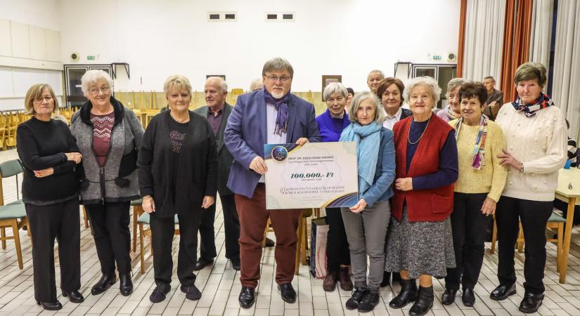 A Győrszigeti Nyugdíjasklub is örült a támogatásnak
