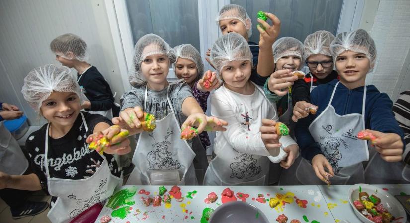 Jótékony célból sütöttek mézeskalácsot a debreceni diákok