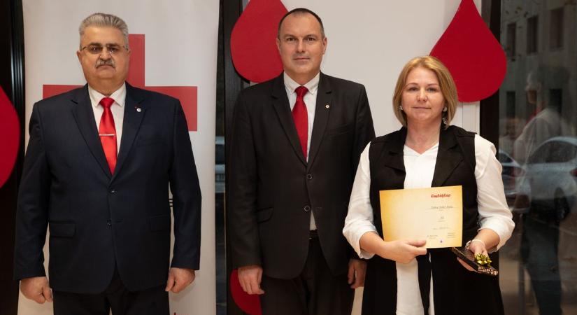 Átadták az elismeréseket a jubiláló véradóknak Tatabányán - fotókon a díjazottak