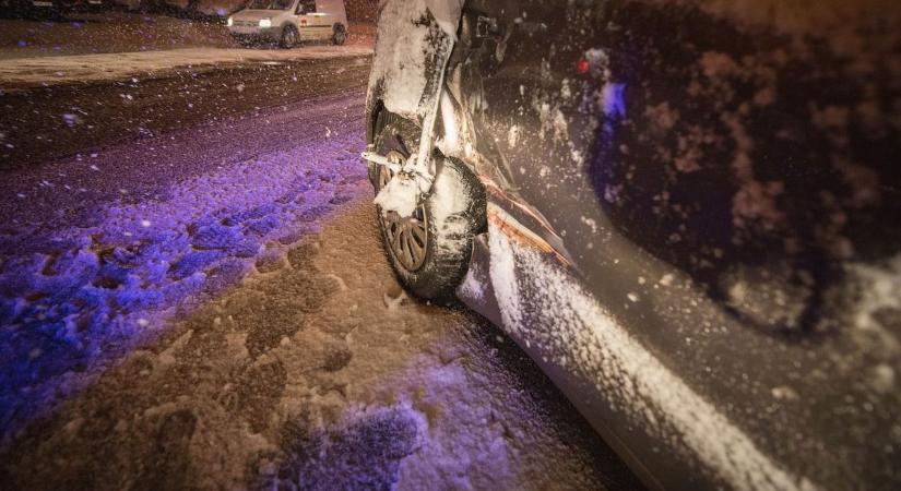 Újabb baleset a hóban: szalagkorlátnak ütközött egy kisteherautó az M30-ason