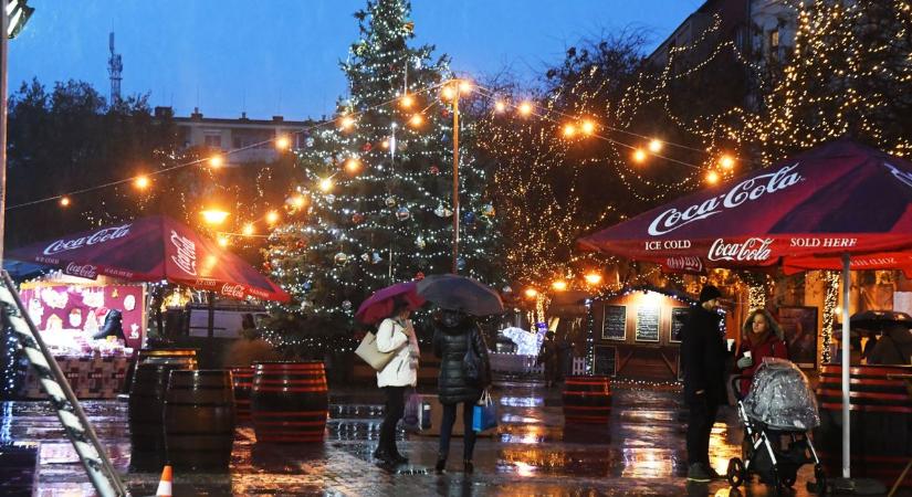 Megnyílt a szolnoki Adventi falu, varázslatos csodavilággá változott a főtér - galériával
