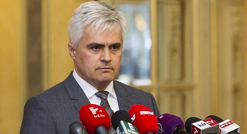 Kirúgták az Országos Kórházi Főigazgatóság vezetőjét, mondván, hogy miatta adósodtak el a kórházak – Orbánnak vajon hol marad a felelőssége?