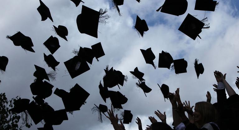 Majdnem 150 ezer forintos a szakadék diplomás keresők és a nem diplomások között