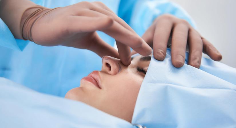 Daganatos betegség miatt távolították el a fiatal nő orrát, de ő büszkén válalja csonkolt arcát