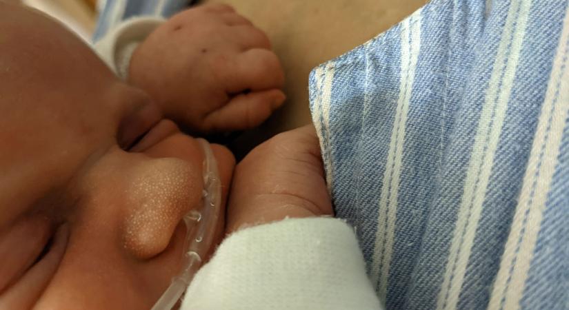 „A lányom a két kicsiben él tovább, ez ad nekünk erőt” – a szülés után, minden előzmény nélkül halt meg a 28 éves nő a kórházban