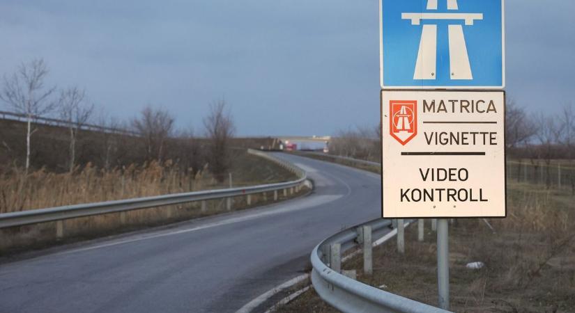 Holnaptól indul az előértékesítés a 2024-es autópálya-matricáknál