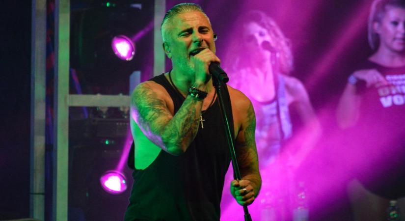 53 évesen lesz apa a Hooligans frontembere