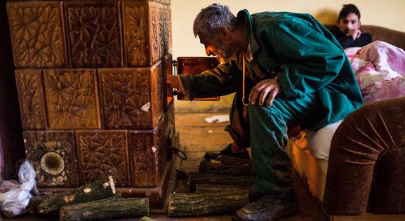 Súlyos a helyzet ezeken a magyar településeken, kályhákat visznek a kisgyerekes családoknak