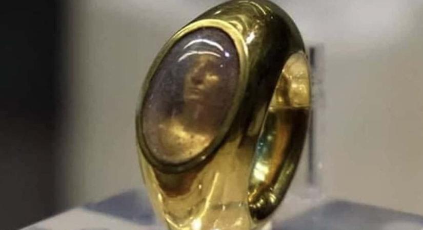 Az édesanya 2000 éves gyűrűjében hologramszerű arc őrzi az elhunyt fiú képét