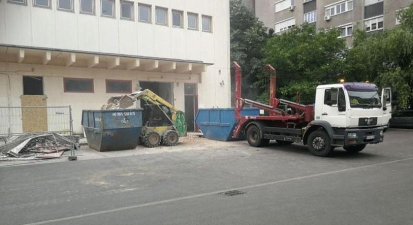 Felháborodtak a lakók: éjfél körül még aszfaltoztak az épülő szolnoki áruháznál