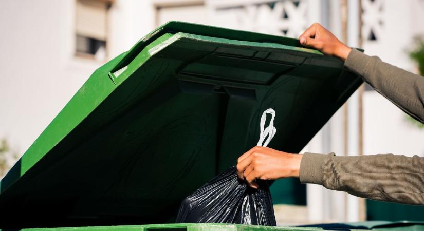 Csomagtartóban érkezik a szemét - figyelte meg olvasónk