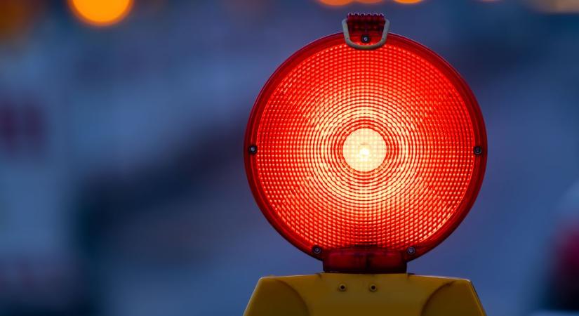 A sárba ragadt egy kamion az M3-as autópályán