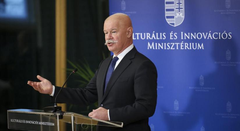 Csák János L. Simonról: Vannak olyanok, akik nehezen viselik Lacit... én egyébként a borait is szeretem