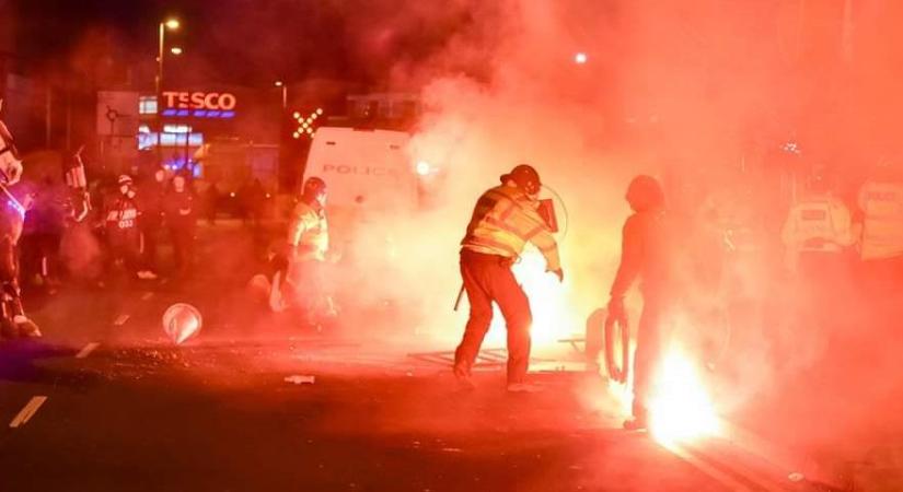 Rendőröket gyújtottak fel, tomboltak a meccs előtt a szurkolók - képek
