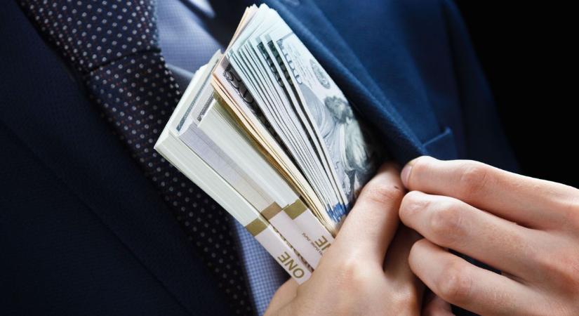 Komáromból Kínába: szlovák cégvezető mosta a pénzt, 14 franciát vertek át