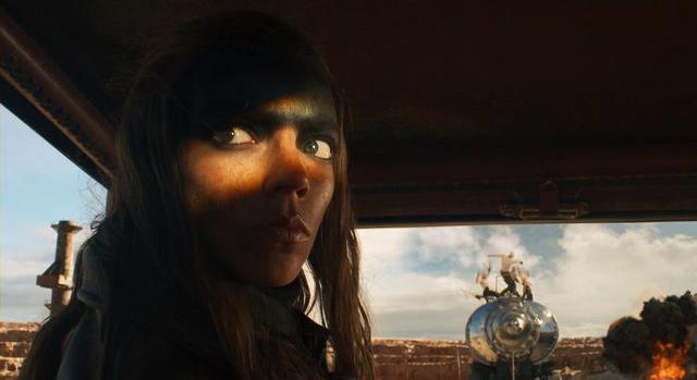 Előzetes érkezett a Mad Max előzményfilmjéhez: most Anya Taylor-Joy autózik a sivatagban