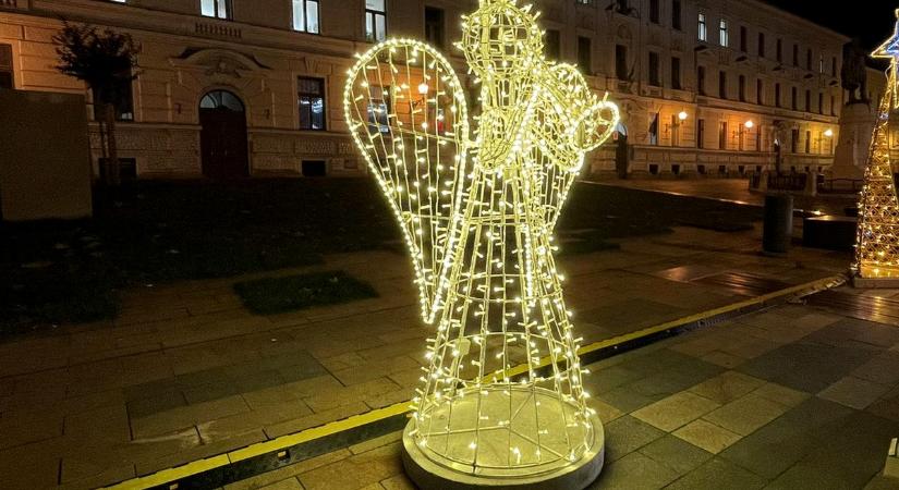 Kezdődik az advent, ünnepi hangulatban a pécsi belváros