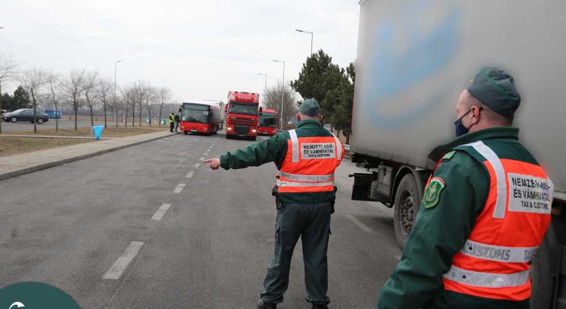 Rengeteg hamis ruhát és rúzst találtak a magyar pénzügyőrök egy román autóban