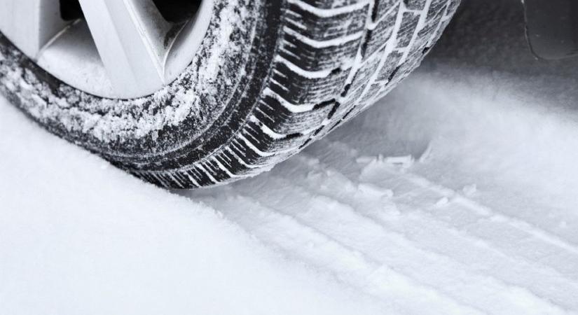 Piros riasztás lépett érvénybe Hevesben is, aki teheti, ne induljon útnak