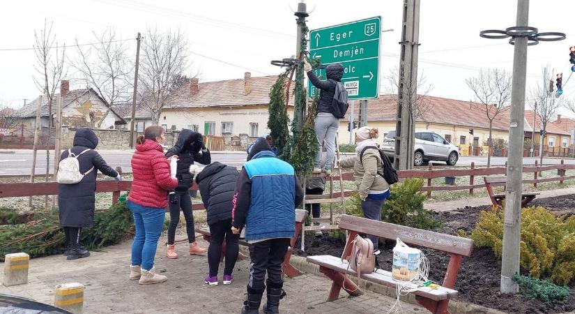 Nem boltban veszik, maguk készítik el az adventi koszorúkat a kerecsendiek