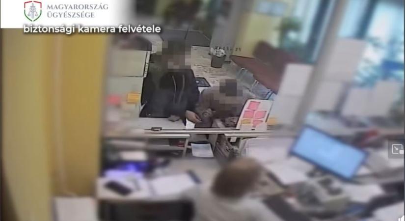 Rávették idős áldozatukat, hogy felvegye a nyugdíját – videóval