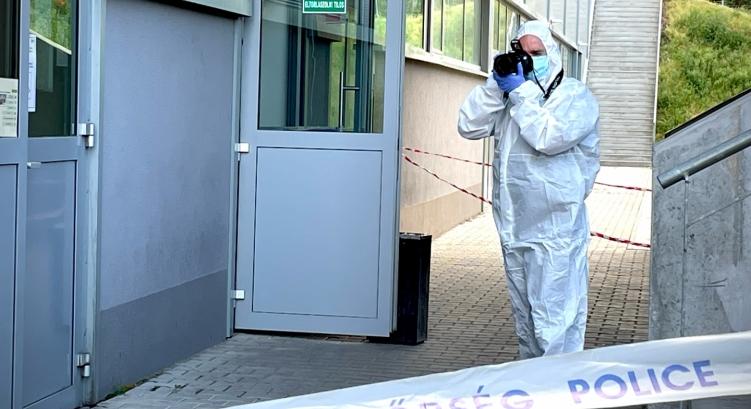 Tragédia a gyár öltözőjében! 30 energiaitalt ivott meg a jétékfüggő férfi, mielőtt féltékenységből végzett a kolléganőjével
