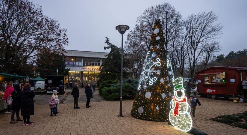 Meggyújtják az első gyertyát az adventi koszorún