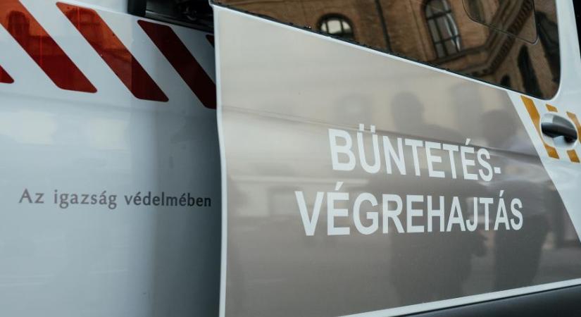 Őrizetben az a német gyanúsított, aki állon csapott egy rendőrt, de az őt ütlegelő egyenruhások is rács mögött vannak