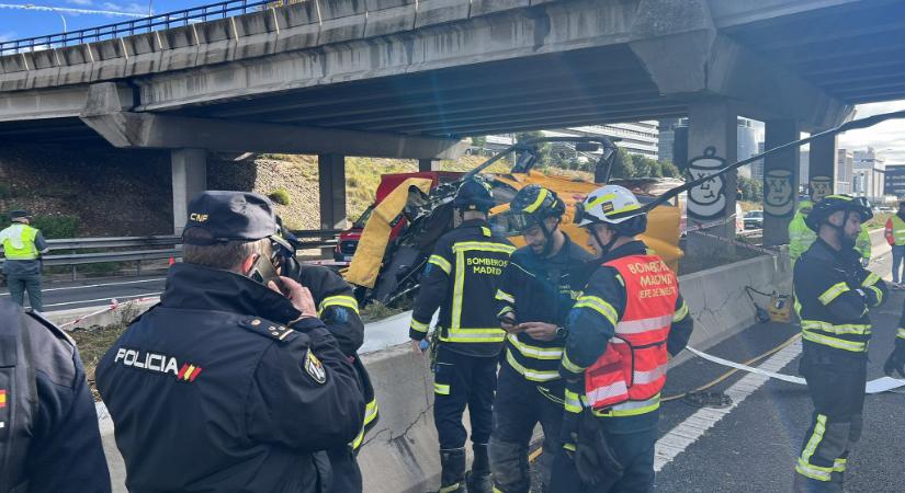 Autóra zuhant egy helikopter egy madridi autópályán, többen megsérültek - videó