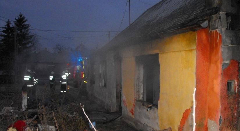Sok gondot okozott a hó, de lángoló házhoz is vonultak a tűzoltók csütörtökön Hevesben
