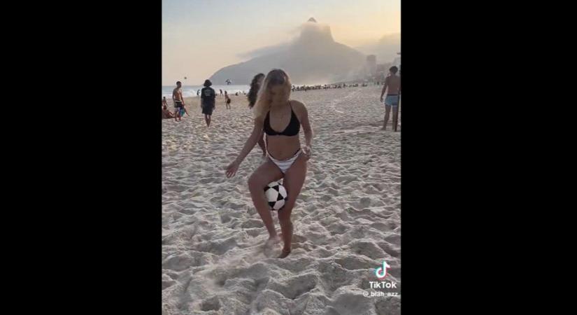 Fantasztikus trükköket csinálnak a labdával a bikinis brazil lányok - videó