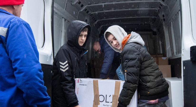 A Szent Imre Gimnázium diákjai adományoztak a Kríziskezelő Központnak