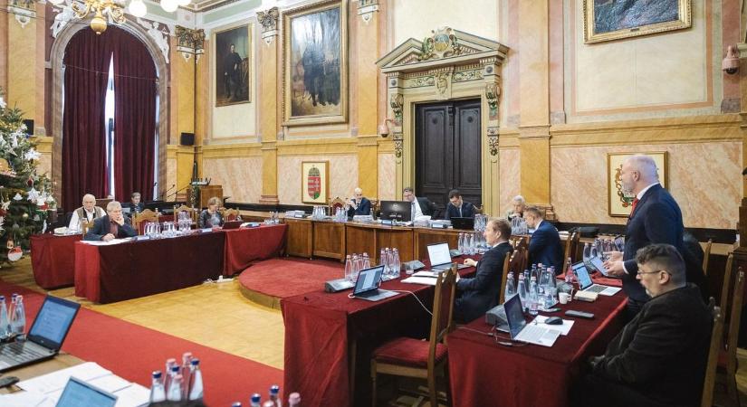 A békepárti nyilatkozat után összebalhéztak a képviselők az egri közgyűlésen
