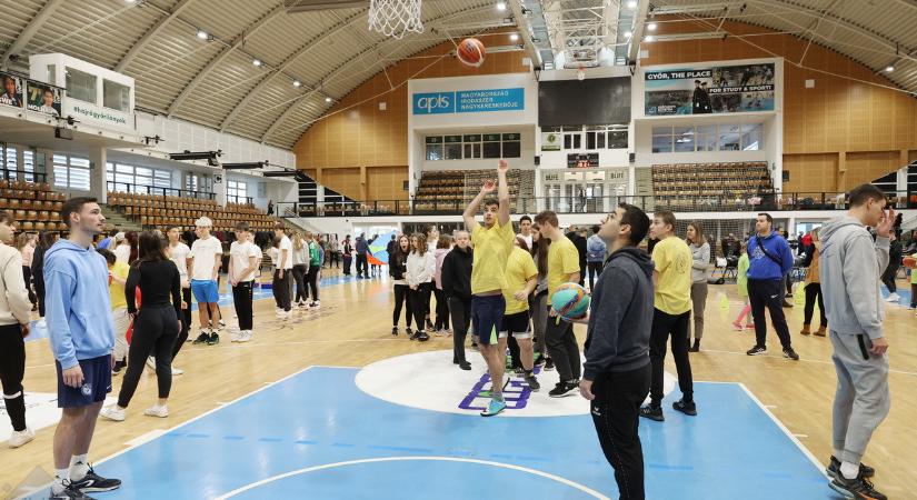 A mozgás mindenkié! Sportnapot tartottak az Egyetemi Csarnokban