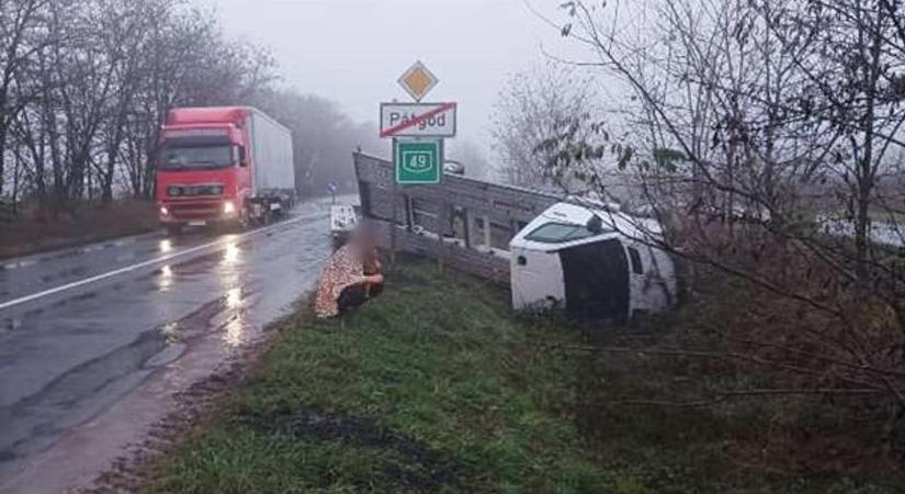 Árokban végezte a kisteherautó
