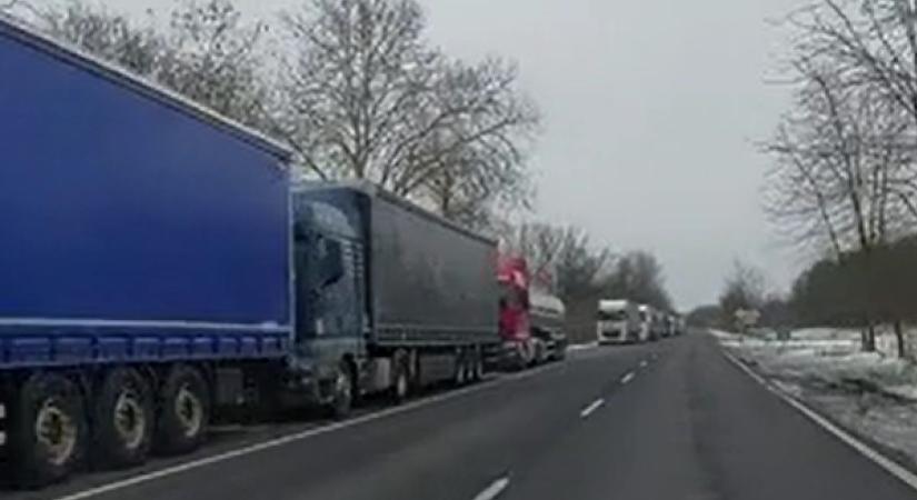 Leterelik a Záhonyi határátkelő felé tartó teherautókat Kisvárdánál