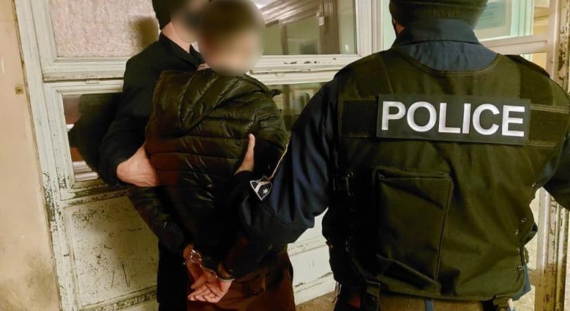 Szobaszekrényből emelte el a stekszet