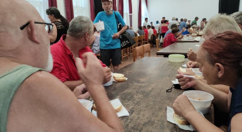 A Sutuban osztanak vasárnap ételt