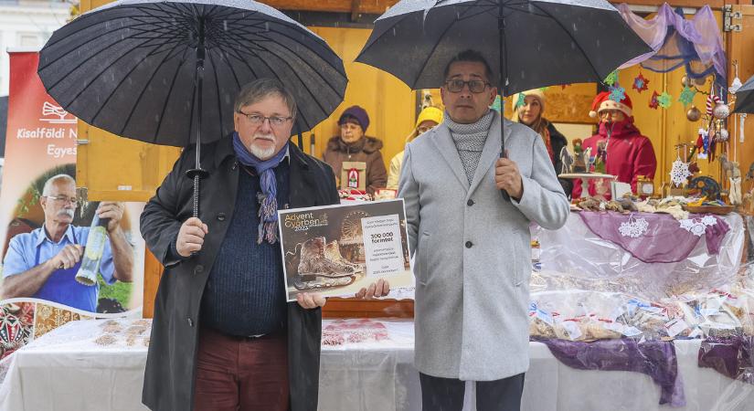 Megnyílt az Adventi Jótékonysági Faház