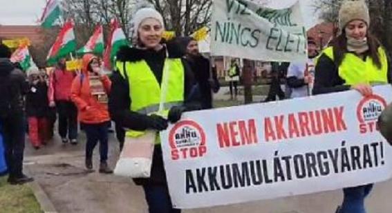 Európai Környezetvédelmi Hatóság felállításával menne neki a Momentum az akkugyáraknak