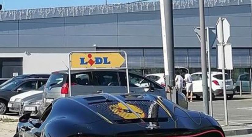 Bugatti gurult be egy Lidl parkolójába