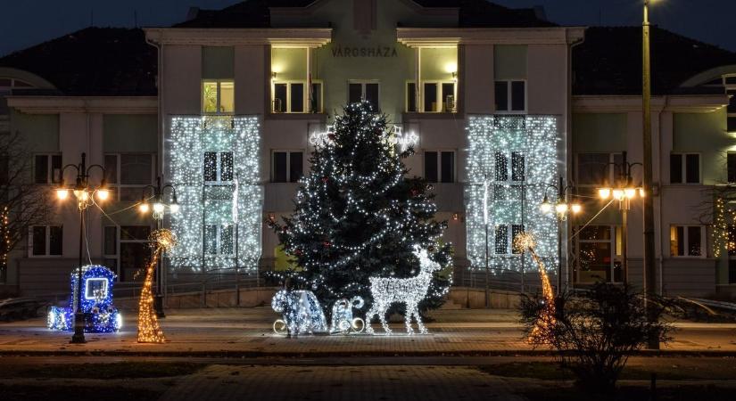 Karácsonyi hangulat lengi be a martfűi városháza előtti teret