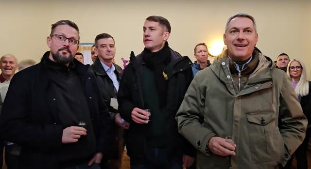 Fideszes aktivistákkal segíti a szerb választáson induló magyar pártot Lázár János, aki pálinkázott az eligazítón