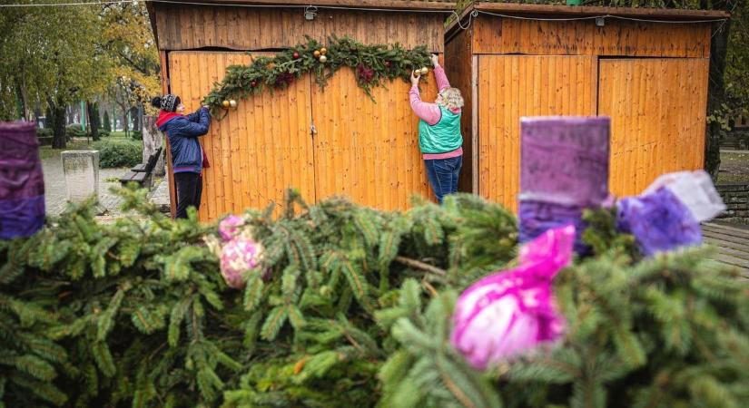 Battonya adventi díszei már kikerültek a főtérre