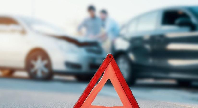 Két autó ütközött össze a bátonyterenyei áruháznál