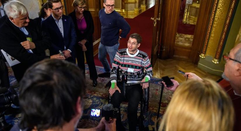 Videón, milyen látványosan kerülték Karsai Dánielt a fideszes képviselők a parlamentben
