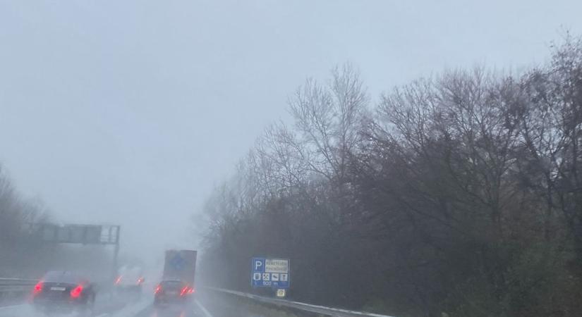 Videón mutatjuk, mi a helyzet az M1-esen az egész nap szakadó esőben